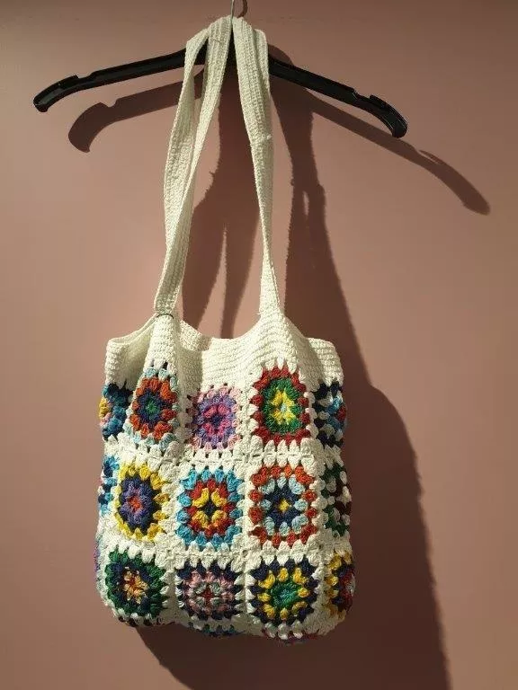 IE21904 White crochet bag